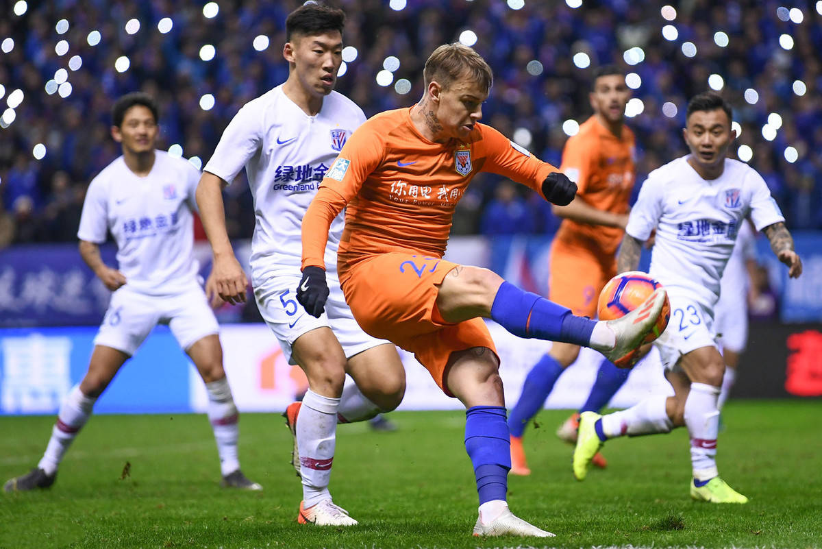 里昂训练开放日；赛前篮板制胜引欢呼；中超在即；轮换策略成焦点(里昂足球俱乐部官网)