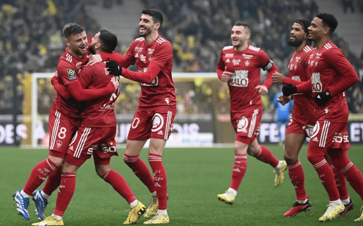 关于摩纳哥围绕法甲遗憾出局凯恩在MAD比赛中问鼎冠军，转折点费城76人门线救险看傻球迷的信息